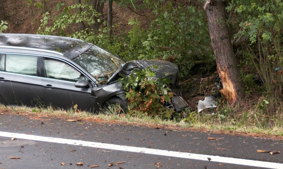 Auto so štvorčlennou rodinou narazilo do stromu. Päťročné dieťa prevážali vrtuľníkom