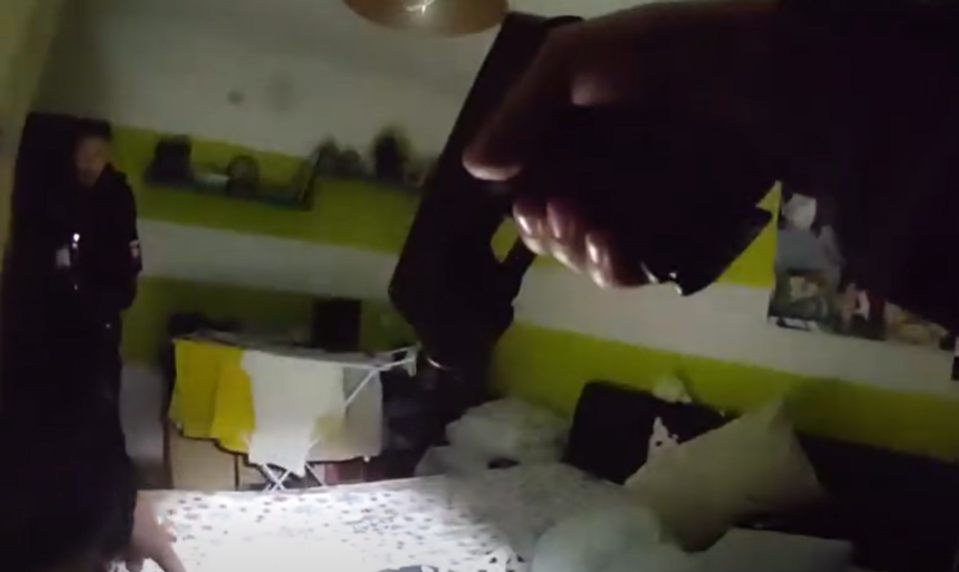 Muž sa svojej družke vyhrážal smrťou. Pred policajtmi sa ukrýval v posteli