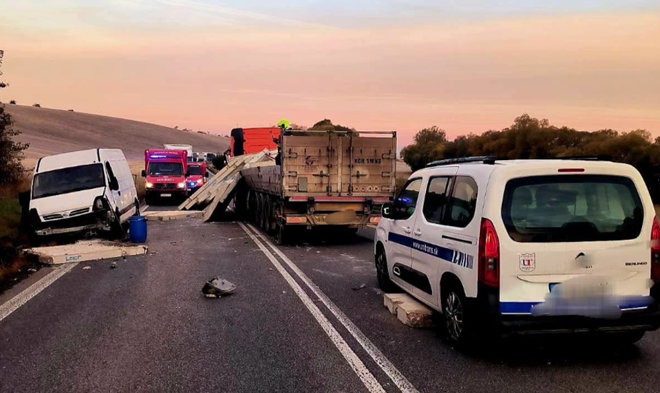 Zrážka kamióna a dodávky zablokovala rannú premávku pri Prešove