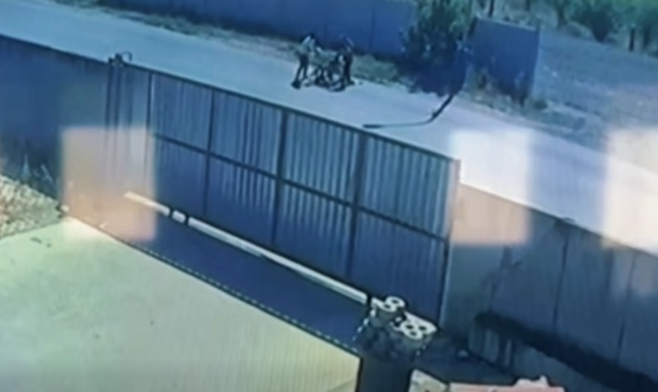 Mladík kopol seniorku a ukradol jej nákup aj peniaze. Čin zachytili kamery