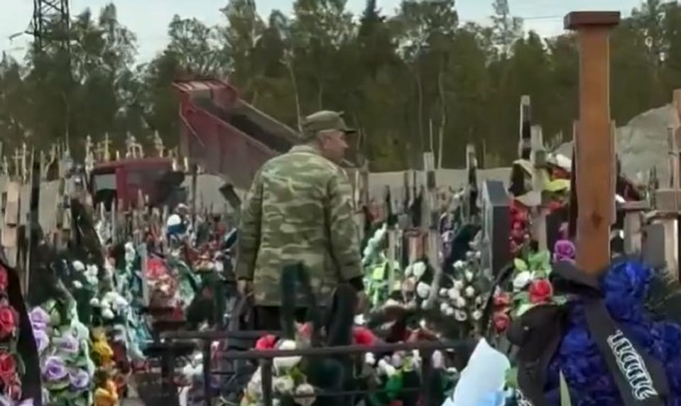 VIDEO: Zneuctený cintorín v Rusku. Muž jedol sladkosti z hrobov, potom sa na jeden vymočil