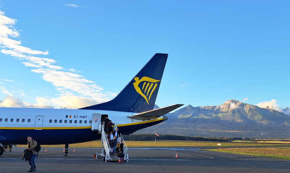 Šéf Ryanairu popiera, že cestujúci po rozbití okna vypadol z lietadla.