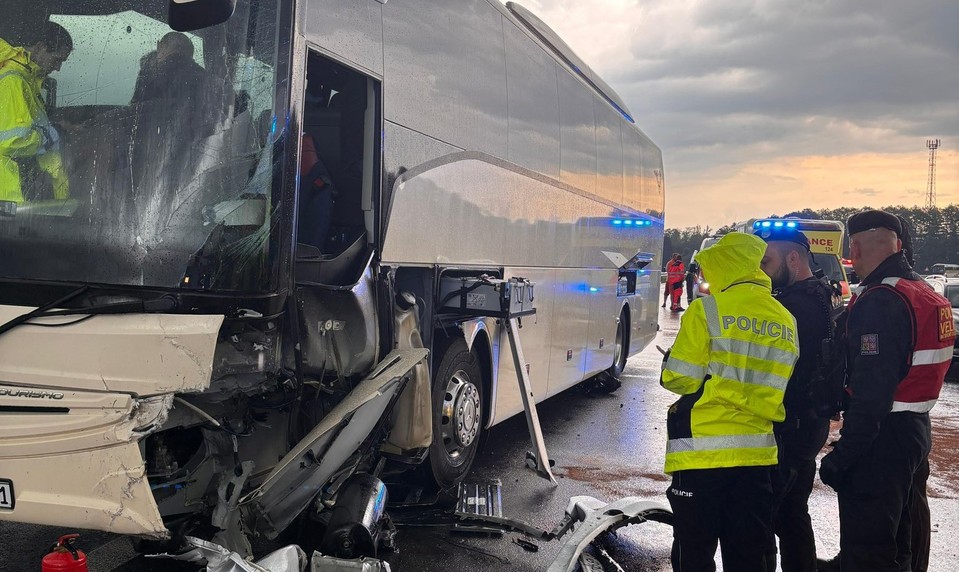 Zrážka autobusu a osobného auta si vyžiadala viac než 10 zranených
