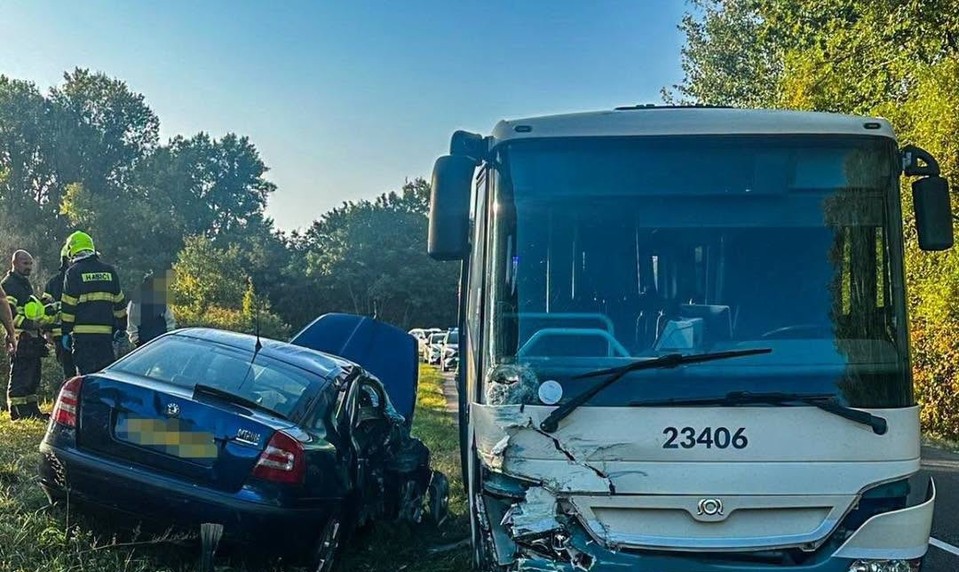 Pri Drahňove sa zrazil autobus s autom: V autobuse bolo 16 detí