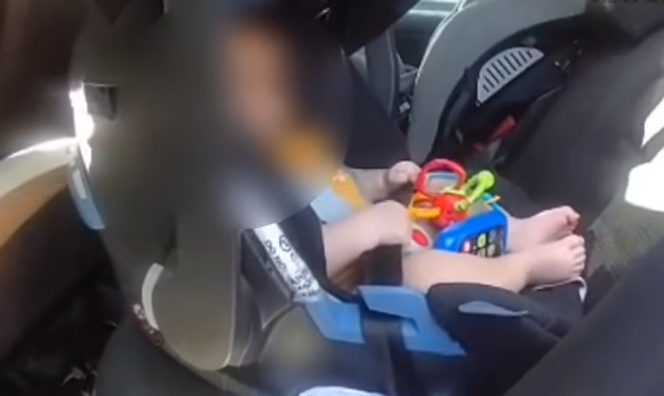 Polročné bábätko zostalo v aute, ktoré sa nečakane zamklo. Polícia ho musela vyslobodiť