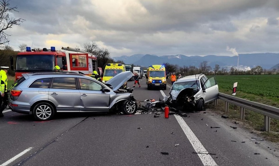Cesta I/18 za Ružomberkom uzavretá: Čelná zrážka si vyžiadala 5 zranených