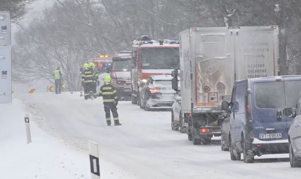 Letné pneumatiky na snehu skončili nehodou: Na severovýchode havarovali dvaja vodiči