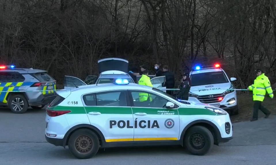Muž sa na parkovisku vyzliekol do naha a dobodal sa. Na mieste vykrvácal
