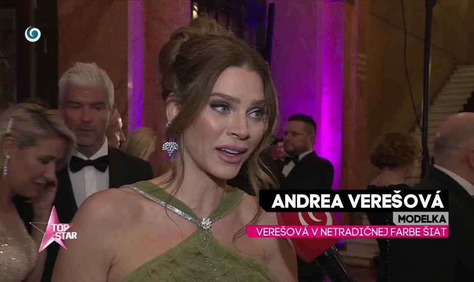 Verešová v netradičnej farbe šiat