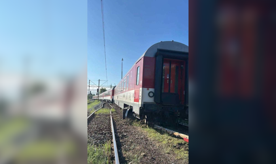 Pri stanici Bratislava-Nové Mesto sa vykoľajil vozeň ZSSK. Prevádzka je obmedzená