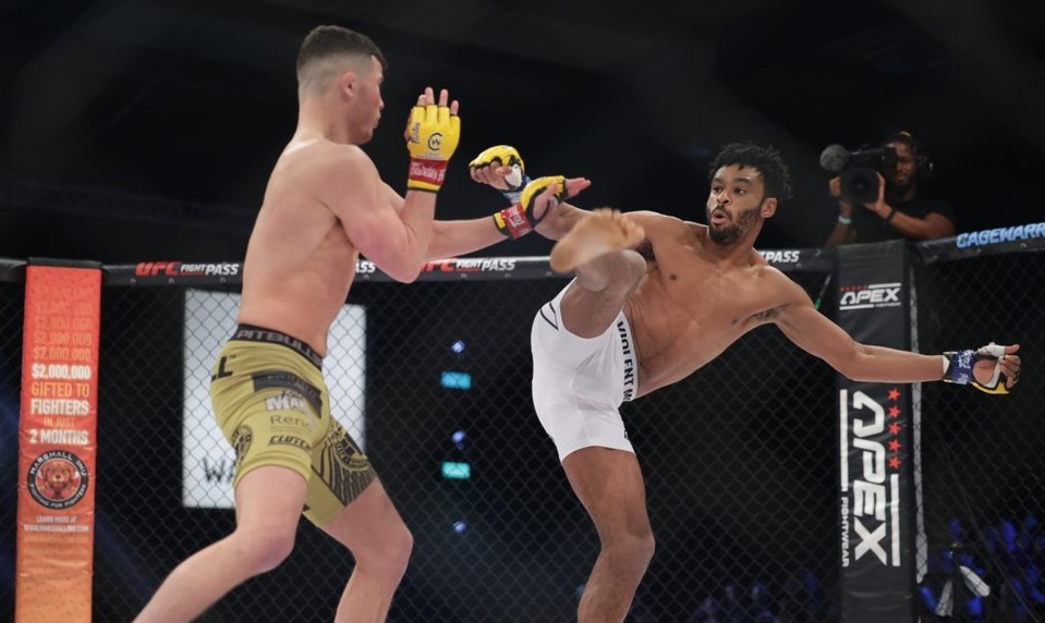 VIDEO: Drsný knokaut po ukážkovom kope z otočky