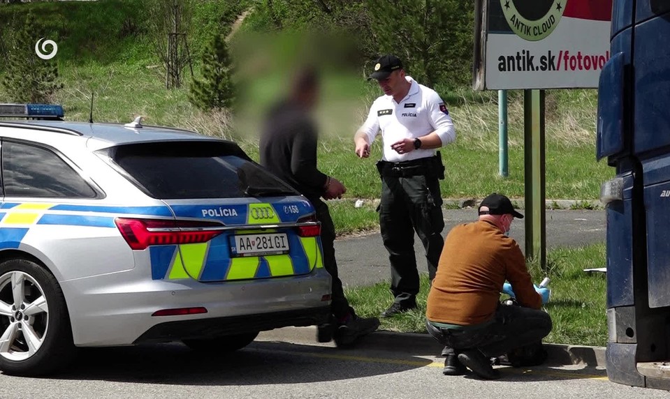 Opitý kamionista sa usmieval aj v putách. Nafúkal takmer 2,5 promile