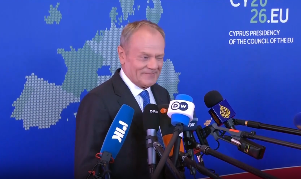 Tusk oslavoval samit bez Rusov. Potom žmurkol na novinárov, keď okolo prešiel Fico