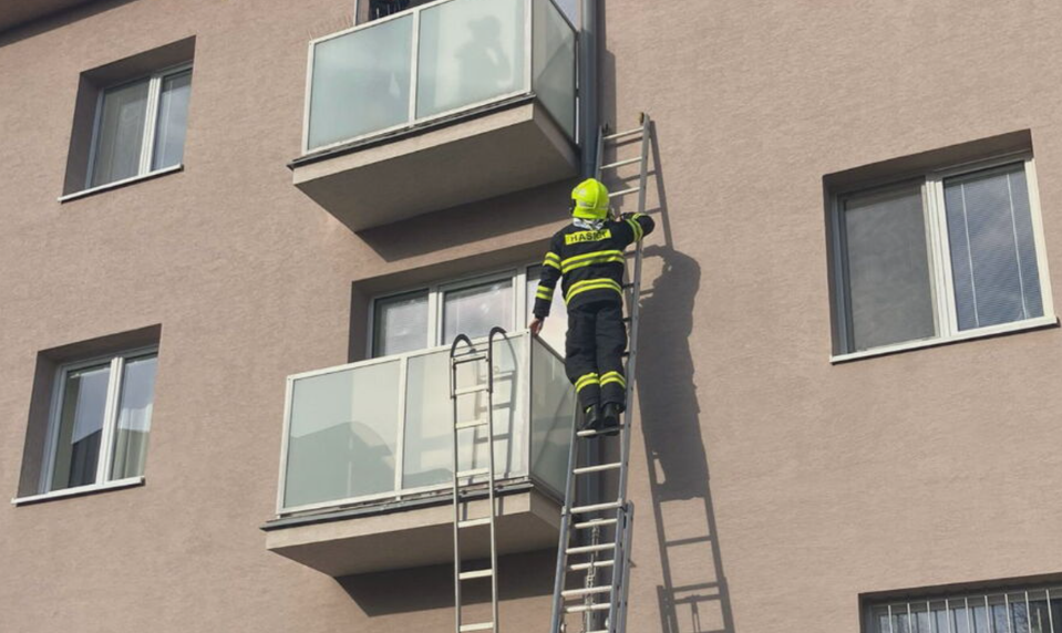 Malá dcérka nechtiac vymkla mamu na balkóne. Museli jej pomáhať hasiči