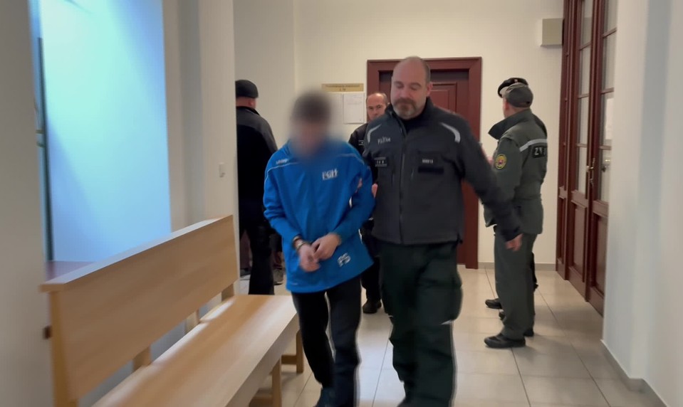 Mladík vydieral 12-ročné dievča, žiadal od nej nahé fotky mladšej sestry