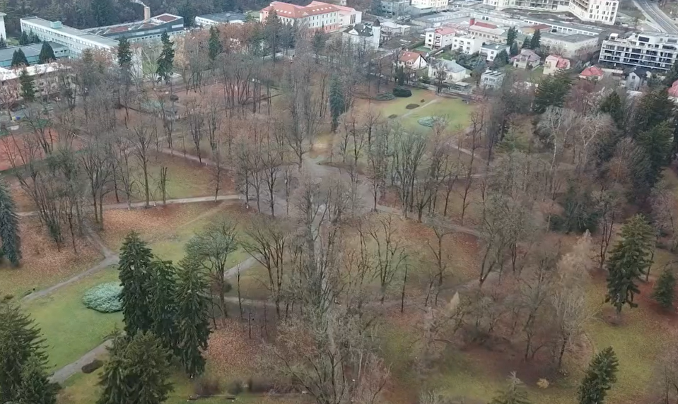 Banská Bystrica uzatvára mestský park. Plánuje sa výrub 149 stromov