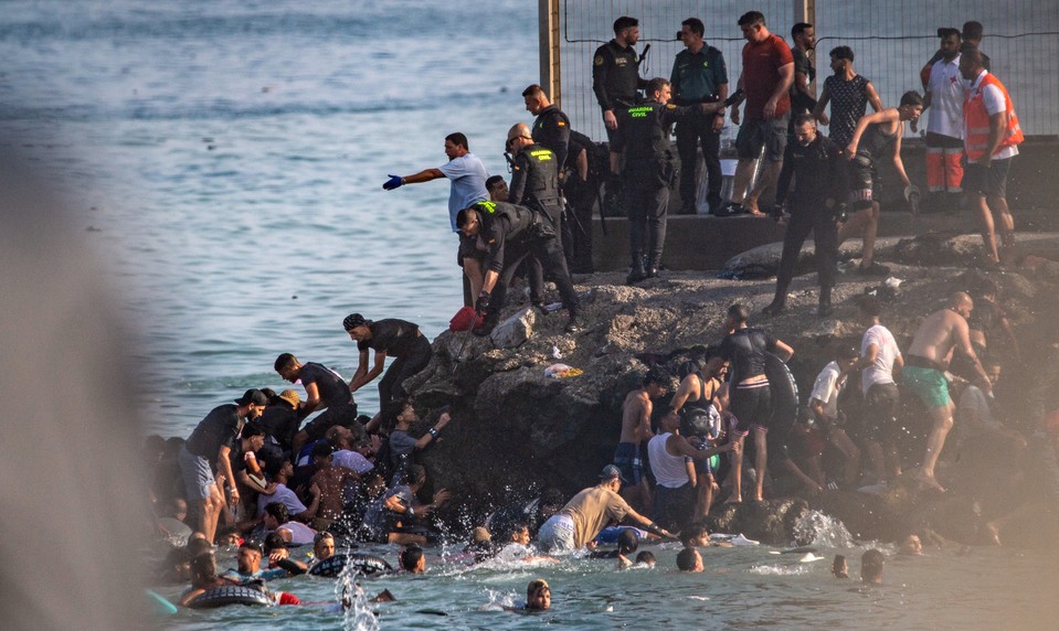 Zásah polície hlási aj druhá španielska enkláva. Do Ceuty vstúpilo približne 49 000 migrantov