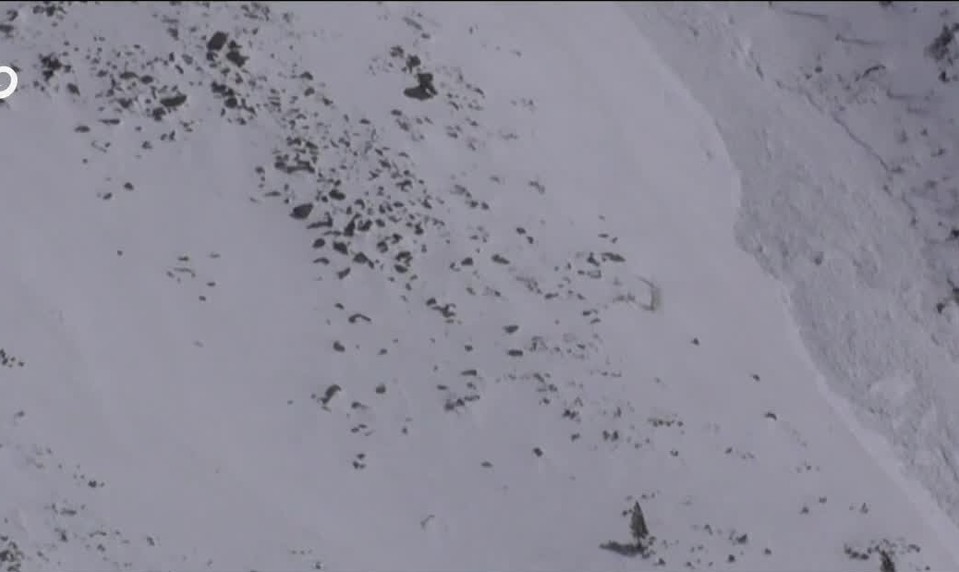 Po snežení sa v Tatrách vyjasnilo. Hory sa zbavujú snehu, lavíny padajú častejšie