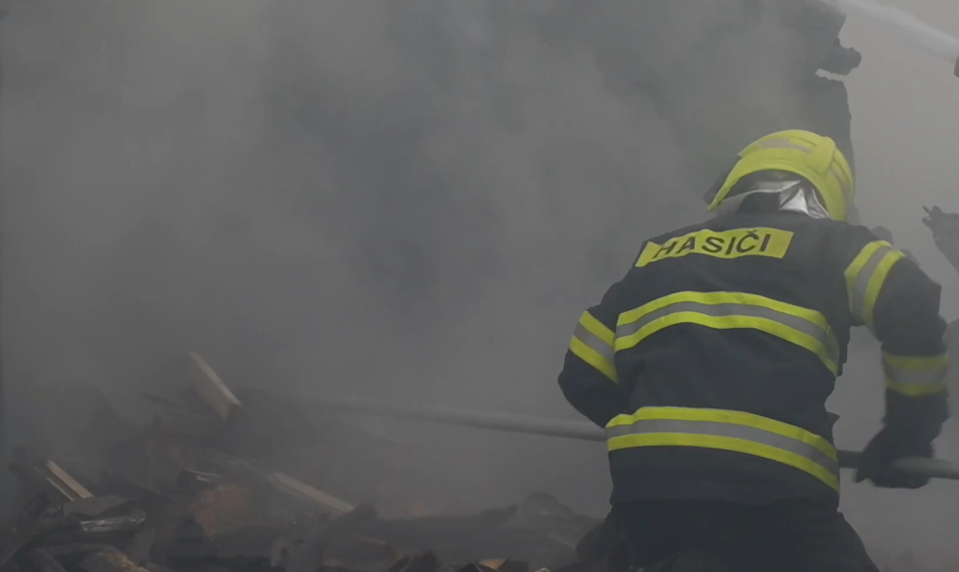 Hasiči likvidujú požiar haly na spracovanie plastov v Malackách