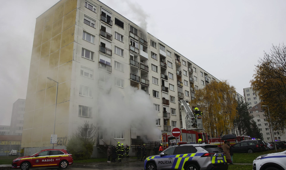 V Topoľčanoch horí bytový dom, evidujú viacero zranených