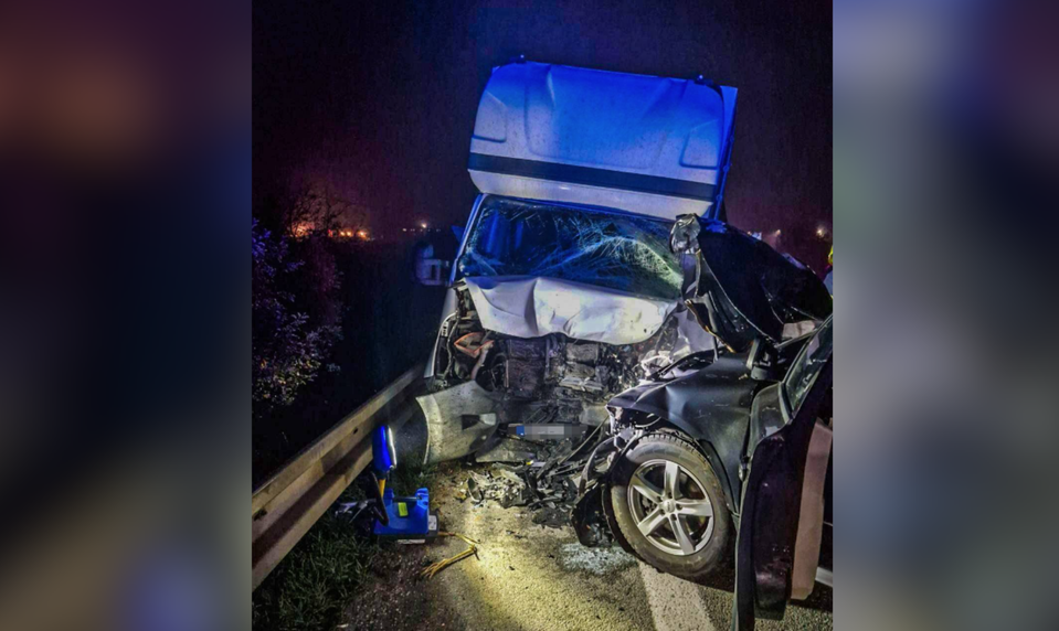 Vážna čelná zrážka pri Turni nad Bodvou: Zranený je vodič osobného auta