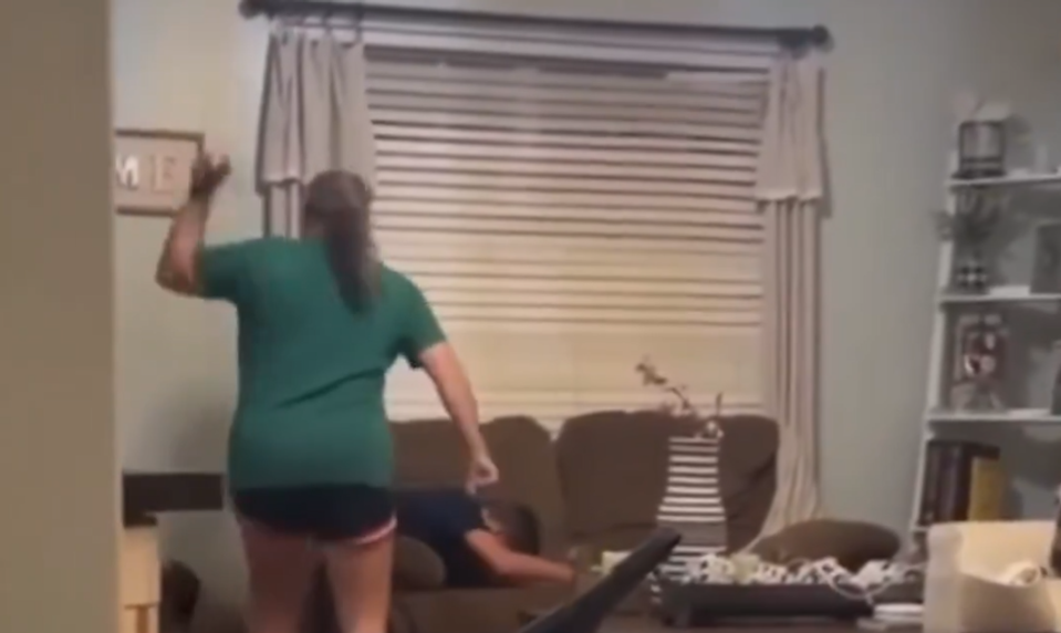 Učiteľka roka bola zatknutá za brutálne týranie syna. Video natočil starší brat