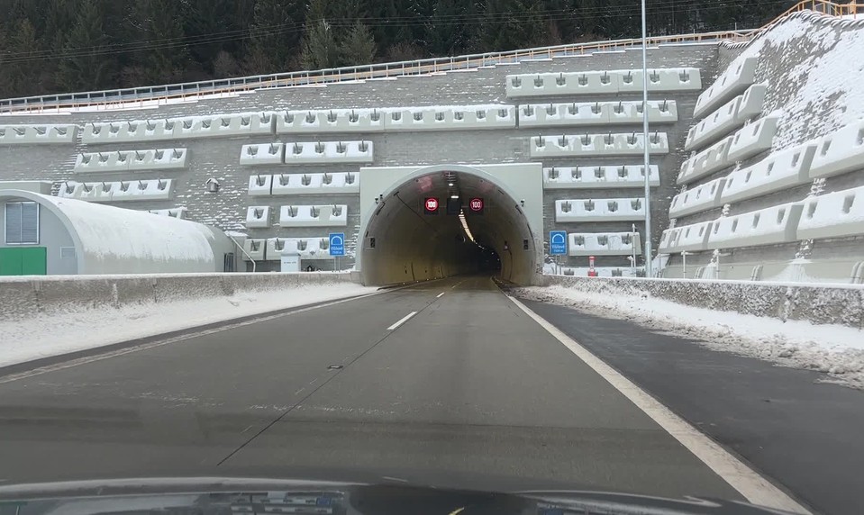 Tunel Višňové náhle uzavreli. Vodiči musia rátať s obchádzkou