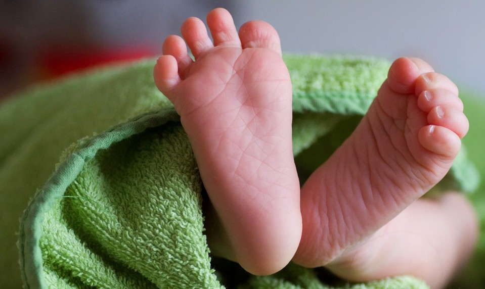 "Babské rady" zabíjali: Bábätko zomrelo po tom, čo mu rodičia natierali ďasná alkoholom