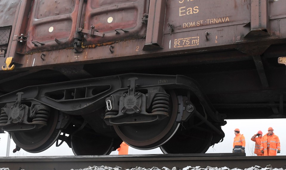 Vlak narazil do auta na nechránenom priecestí. Dvaja ľudia neprežili