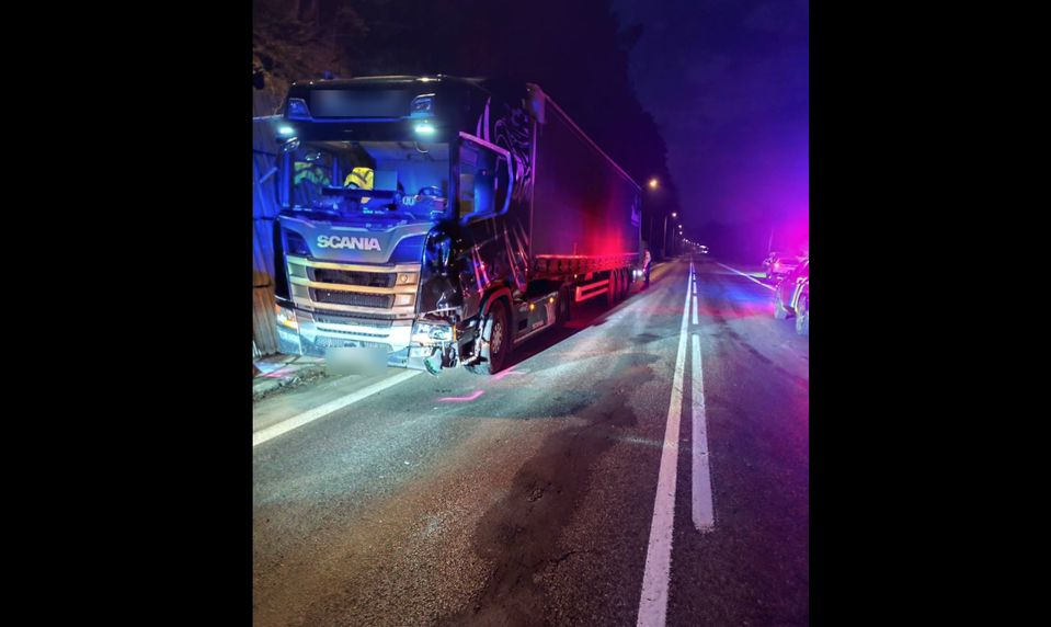 Chodec zomrel po zrážke s kamiónom. Mal kráčať stredom vozovky