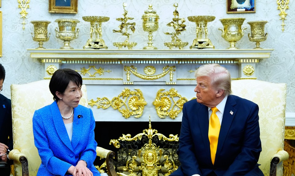 Donald Trump pred japonskou premiérkou nehodne vtipkoval o Pearl Harbor