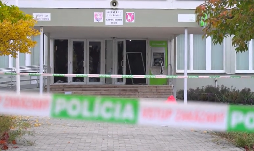 Polícia chytila trojicu cudzincov, podozrievajú ich z výbuchov bankomatov