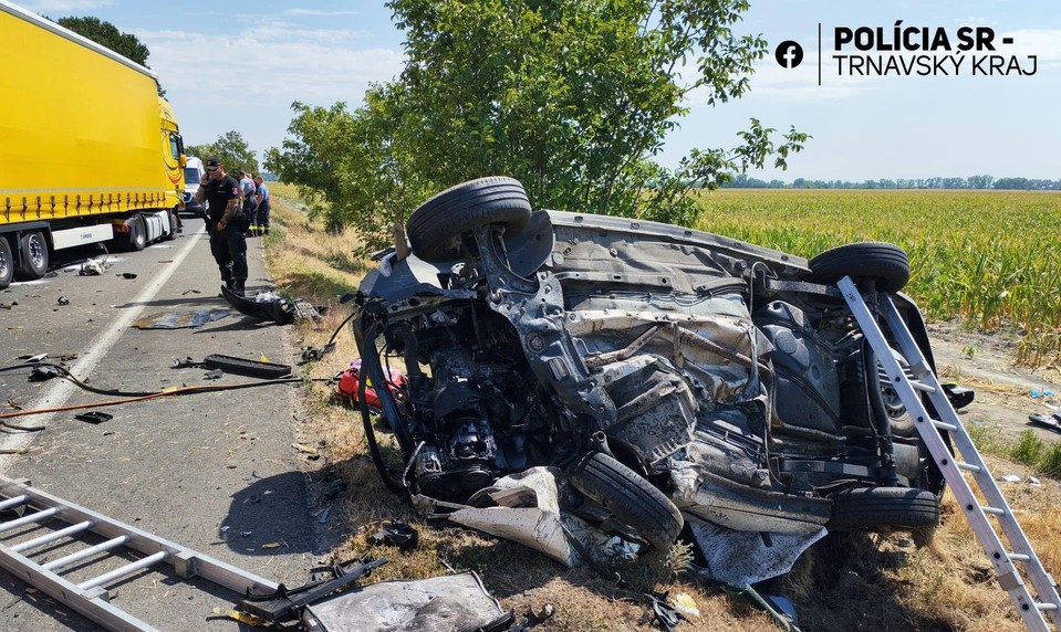 Tragická nehoda pri Holiciach: Pri čelnej zrážke zahynula spolujazdkyňa, vodič bojuje o život