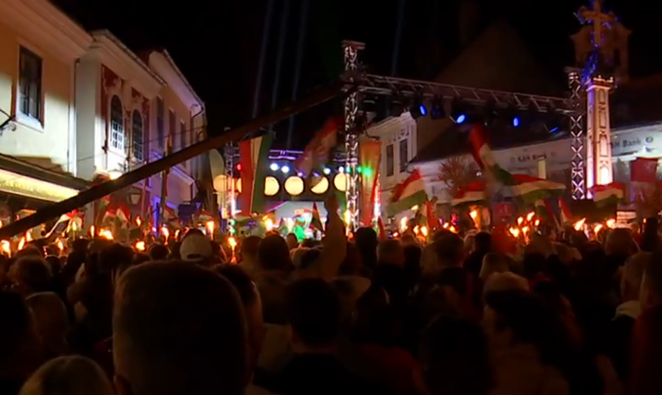 Horiace fakle a protivojnová reč: Boli sme sa v Maďarsku pozrieť na predvolebný míting Orbána