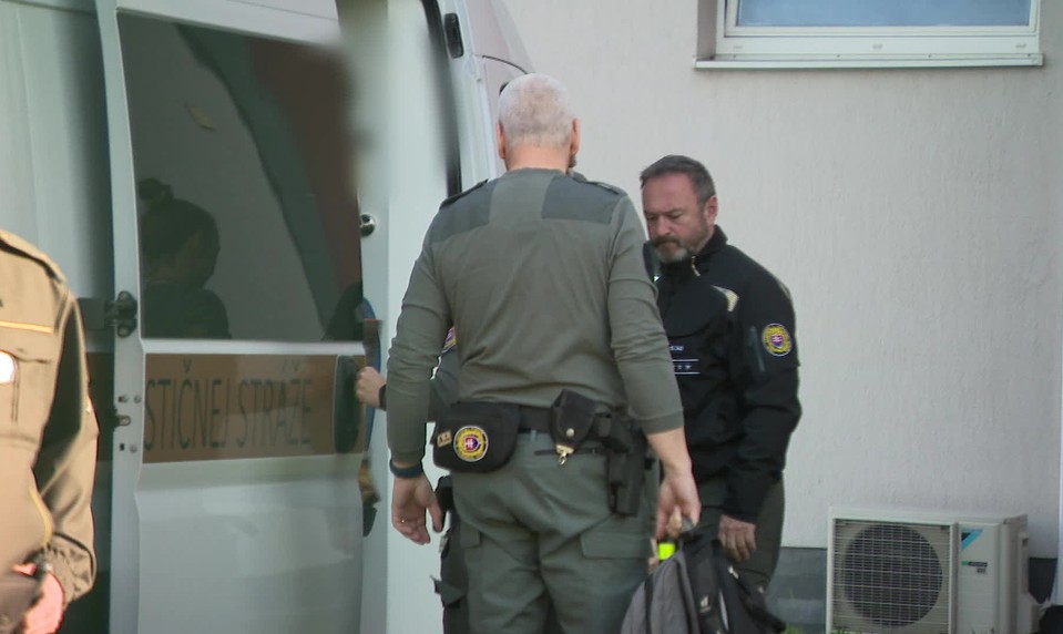 Začal sa súdny proces s matkou, ktorá mala vo vani utopiť dve dcéry