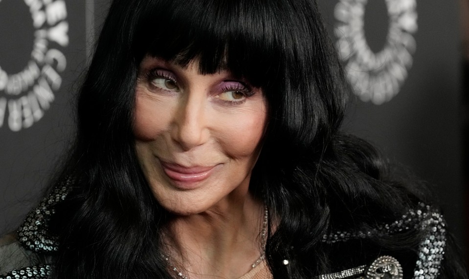 Za rok rozflákal všetky peniaze, teraz opäť prosí o tisíce dolárov. Cher zachraňuje svojho syna