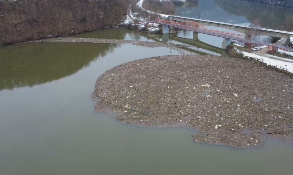 Ružín zaplavili tony odpadu. Environmentálnej tragédii zabránili dobrovoľníci