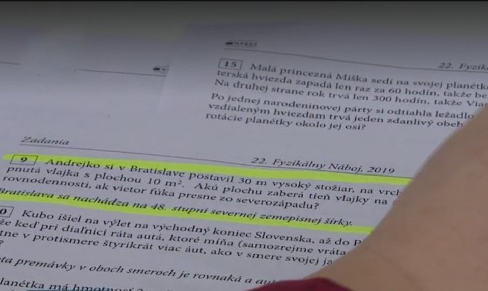 FOTO: Andrej Danko sa dostal do príkladov z fyziky. Študenti riešili aj jeho stožiar