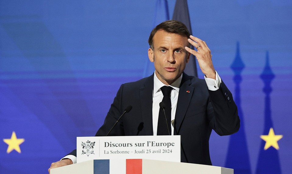 Macron pred Dňom Bastily pritvrdil: Európa je pripravená brániť slobodu aj za cenu ľudských obetí