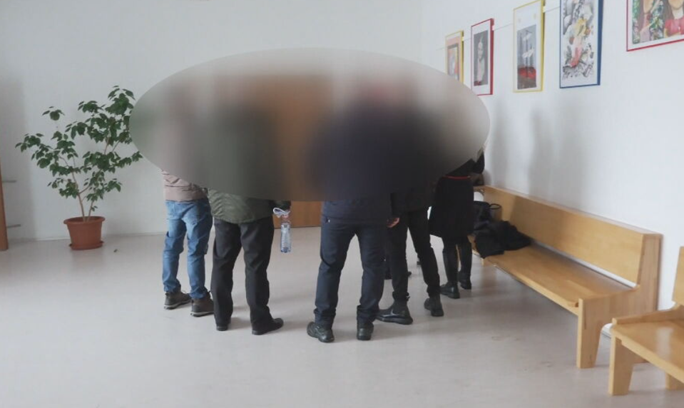 Pomáhali so zahladzovaním pokút, teraz stoja pred súdom. Obžalovaní sú štyria policajti