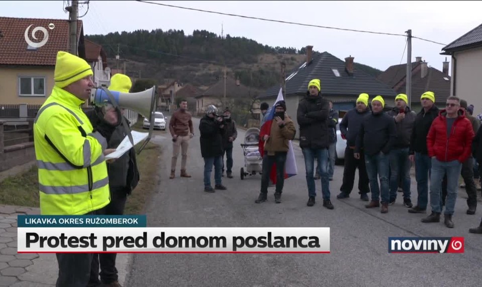 Protest pred domom poslanca