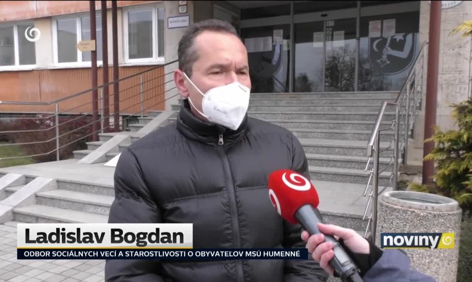Policajné hliadky pred osadou