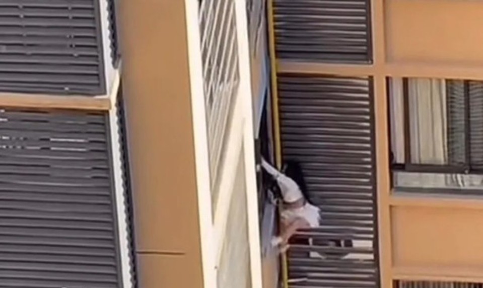 Susedom tuhla krv v žilách. Milenka utekala pred manželkou z 10. poschodia