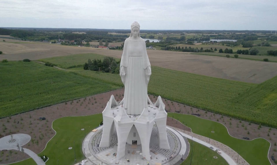 Poľsko dokončuje najvyššiu sochu Panny Márie v Európe. Monument meria viac ako 54 metrov