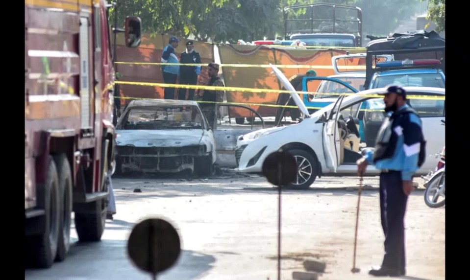 Samovražedný útočník pred súdom v Islamabáde zabil 12 ľudí