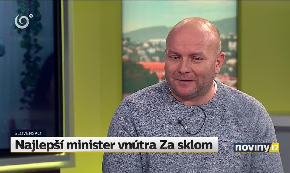 Za sklom - Minister vnútra