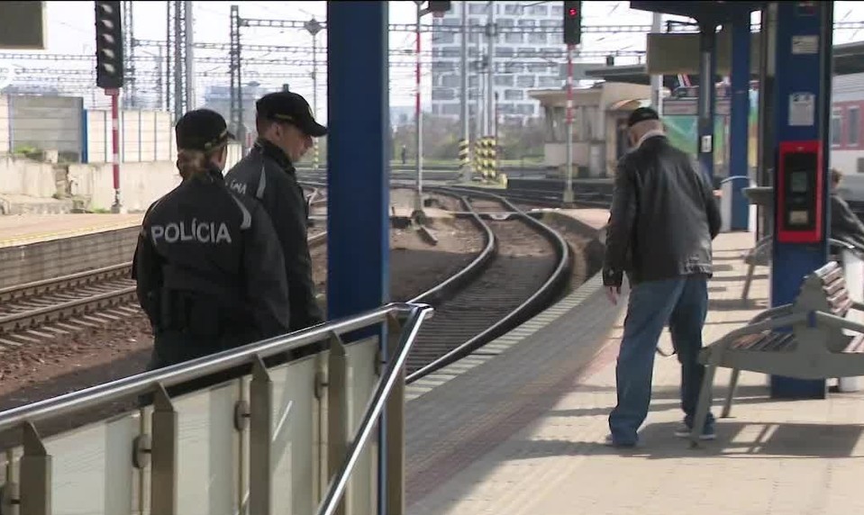 Na Slovensku prebieha akcia Rail-pol: Stovky policajtov kontrolujú vlaky a železničné priecestia