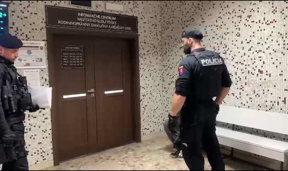 Muža, ktorý v supermarkete napadol svoju bývalú advokátku, priviezli na súd: Rozhodovať sa bude o jeho vzatí do väzby