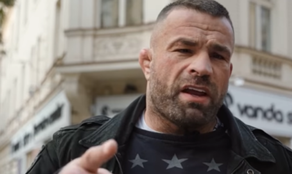 Súd poslal zápasníka Karlosa Vémolu do väzby, jeho advokát podal sťažnosť