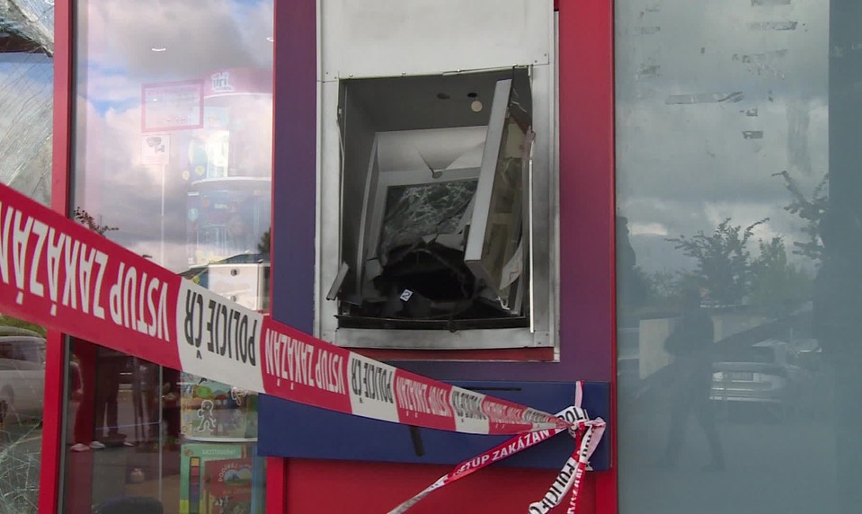 Odpaľovali bankomaty v Česku aj na Slovensku. Policajti dolapili trojicu mužov